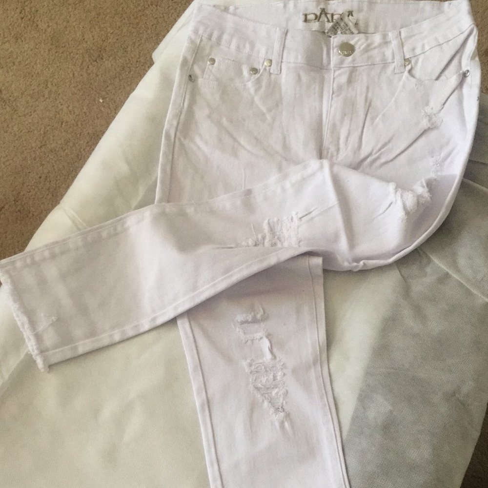 WHITE ANKLE TATTERED JEANS